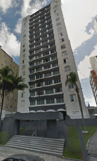Edifício na Rua Buenos Aires, no Batel, onde foi realizada a recuperação de tubulação de aço carbono